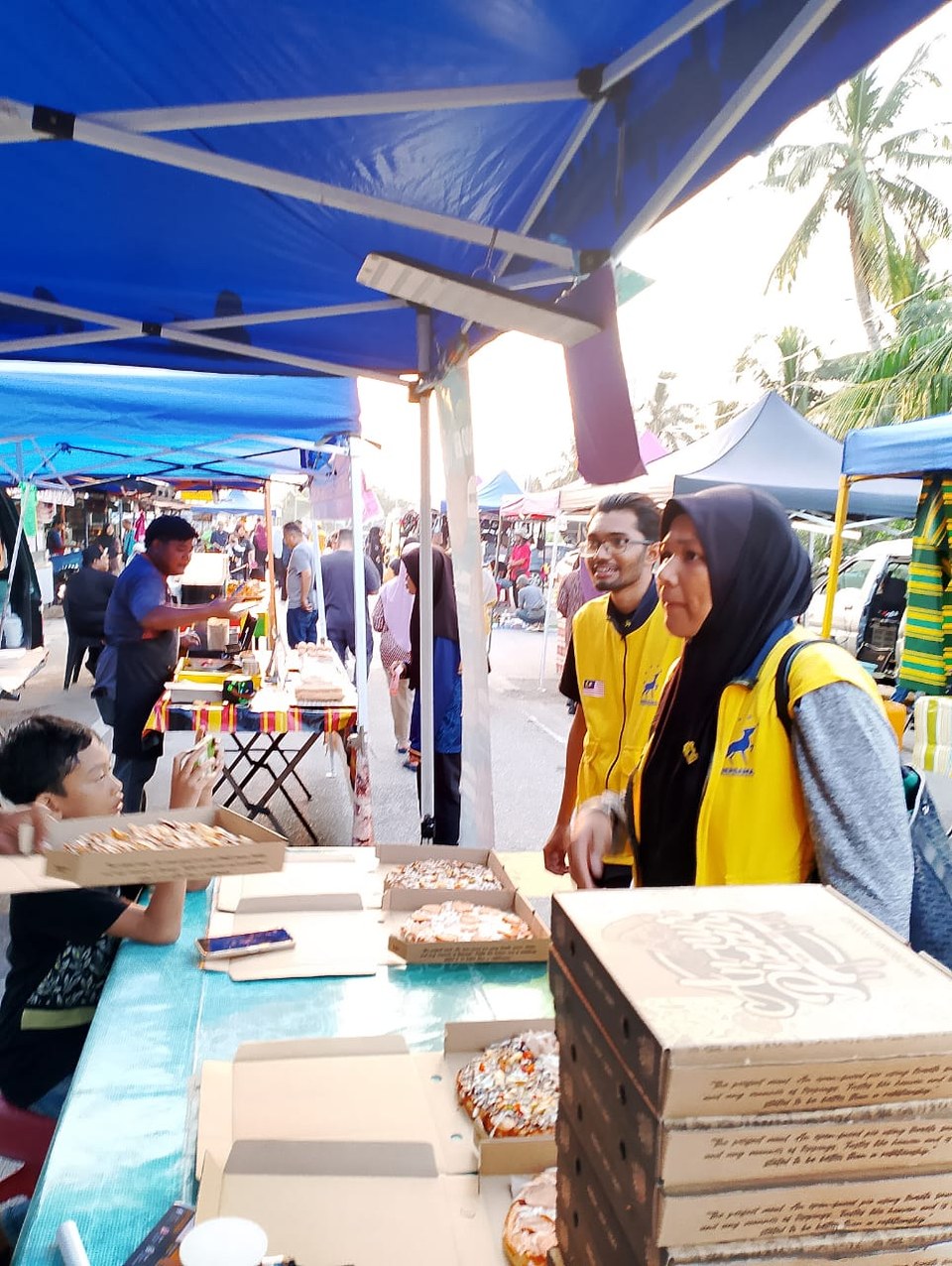 Petugas BERSAMA berbual di sebuah gerai makanan di Pasar Malam Serkam Pantai.
