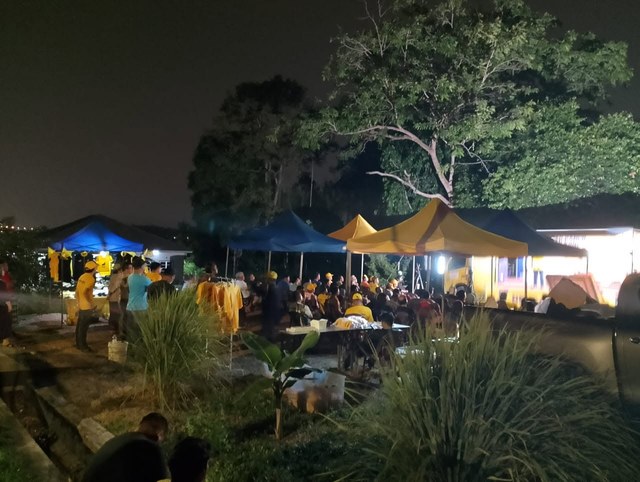 Pengunjung mengikuti program di kawasan khemah pada waktu malam.