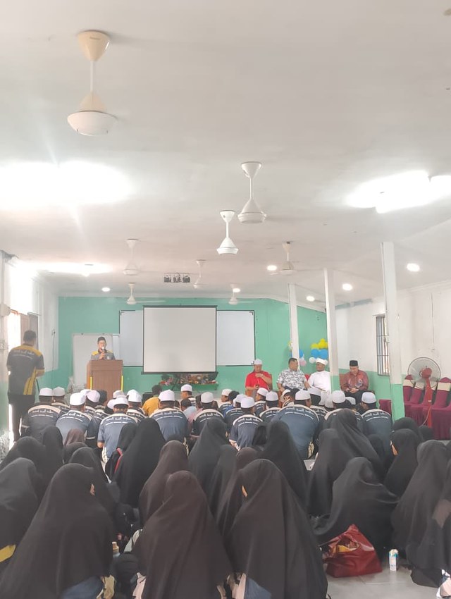 Para pelajar mengikuti sesi Bengkel SMART Tahfiz di dalam dewan.