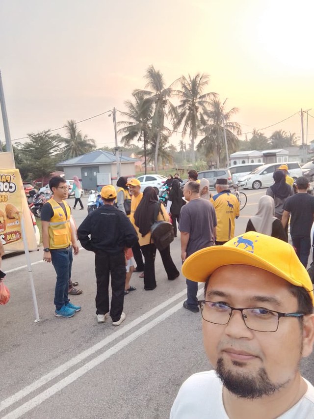 Aman Akil bersama pasukan BERSAMA di sekitar Pasar Malam Serkam Pantai.