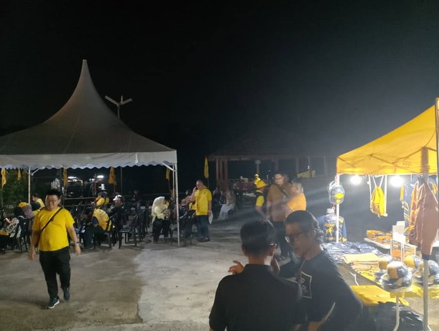 Suasana pengunjung dan gerai di lokasi ceramah pada waktu malam.