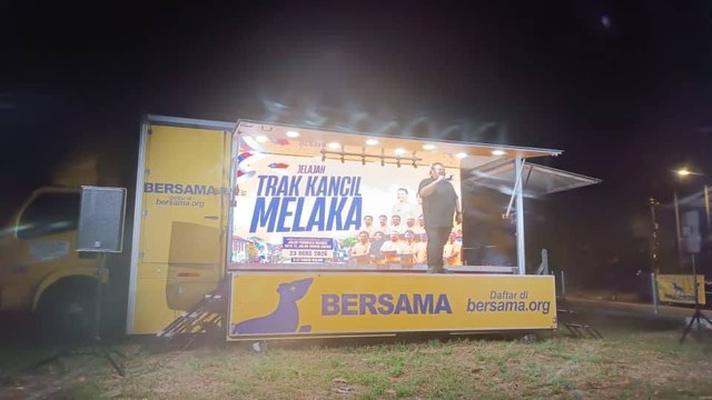 Seorang penceramah berucap dari pentas trak BERSAMA dalam Jelajah Trak Kancil Melaka.