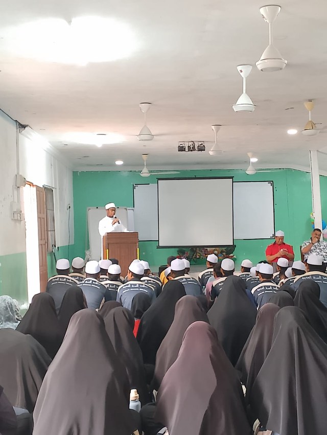 Seorang penyampai berucap di rostrum semasa Bengkel SMART Tahfiz.