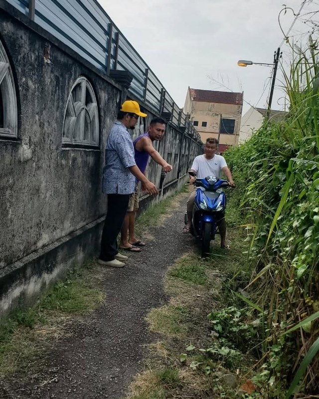 Aman Akil bersama penduduk dan seorang penunggang motosikal di laluan Pekan Rembia.