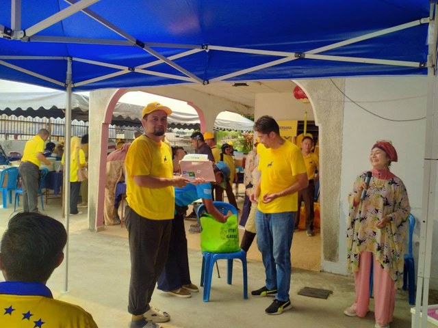Suasana tetamu dan ahli pasukan di ruang kenduri di bawah khemah.