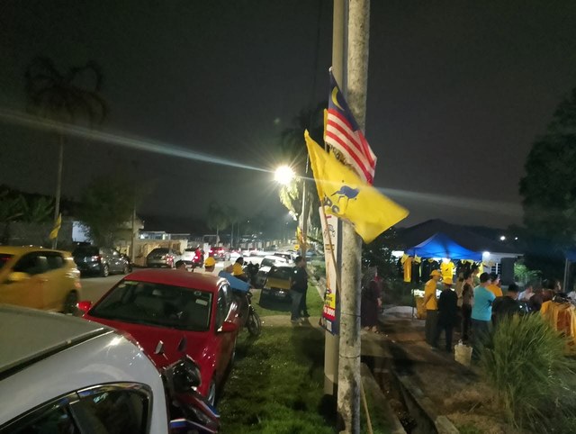 Suasana jalan dan kawasan program yang dihiasi bendera Malaysia dan BERSAMA.