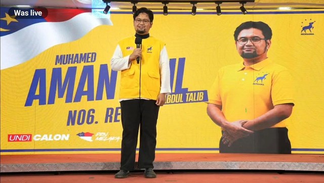 Penceramah di pentas dengan paparan nama Aman Akil dan N.06 Rembia.
