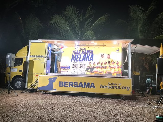 Pentas bergerak Jelajah Trak Kancil Melaka semasa program di Bemban.