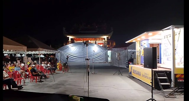 Pentas trak BERSAMA dan ruang hadirin semasa ceramah pada waktu malam.
