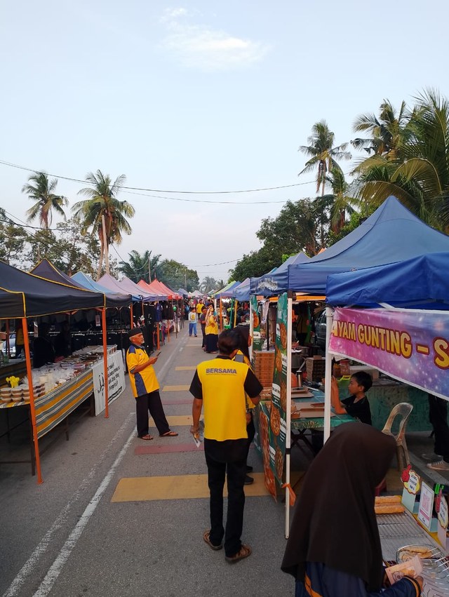 Pasukan BERSAMA berjalan di antara gerai Pasar Malam Serkam Pantai.