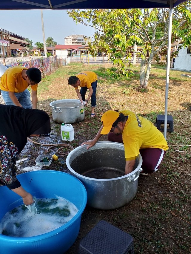 Pasukan bergotong-royong mencuci periuk dan besen yang digunakan untuk kenduri.