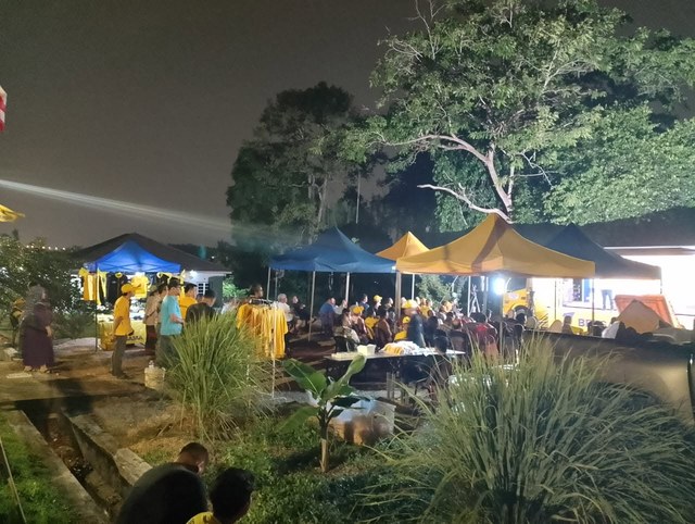 Pemandangan kawasan tempat duduk, gerai dan pentas di Taman Krubong Indah.
