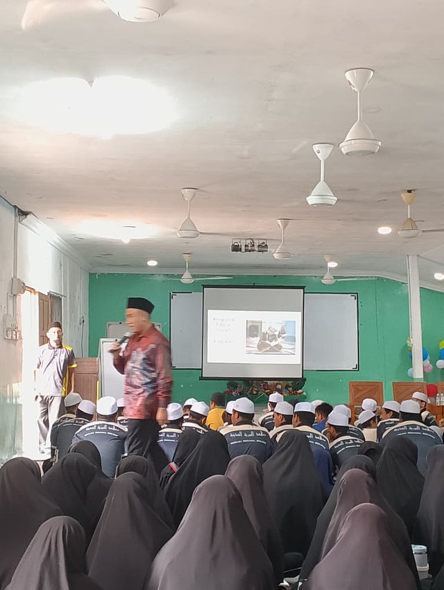 Sesi penerangan dengan paparan slaid kepada para pelajar.