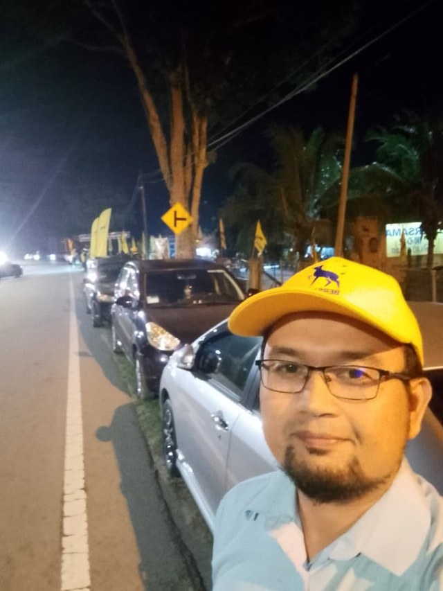 Foto di tepi jalan berhampiran lokasi program pada waktu malam.