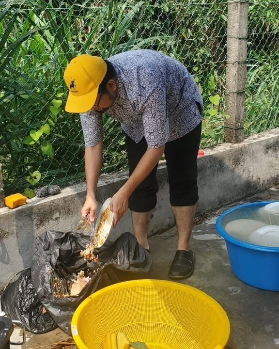 Sisa makanan dibersihkan daripada pinggan sebelum dibasuh.