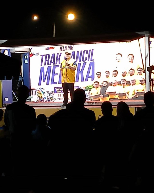 Seorang penceramah menyampaikan ucapan dari pentas Jelajah Trak Kancil Melaka.
