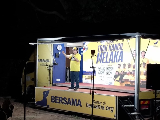 Seorang penceramah menyampaikan ucapan di pentas bergerak Jelajah Trak Kancil Melaka.