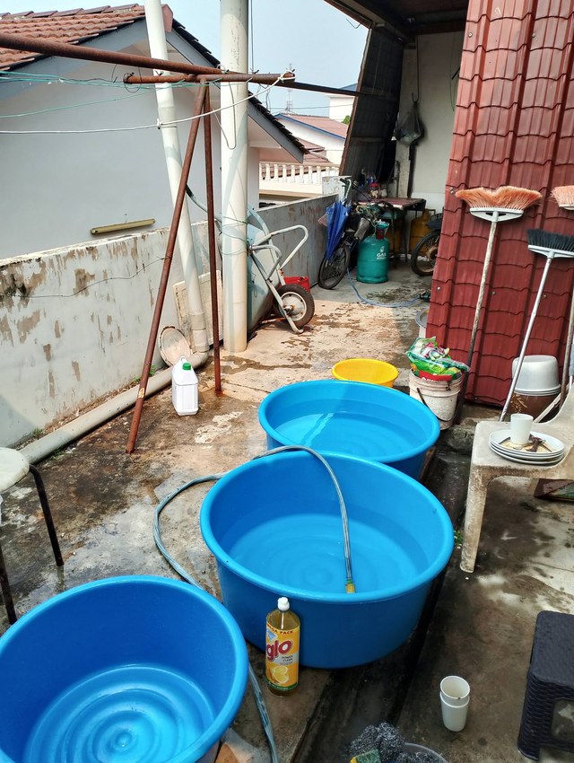 Deretan besen biru disediakan di ruang mencuci peralatan kenduri.