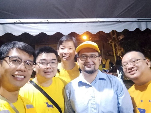 Foto bersama rakan-rakan di bawah khemah semasa program.