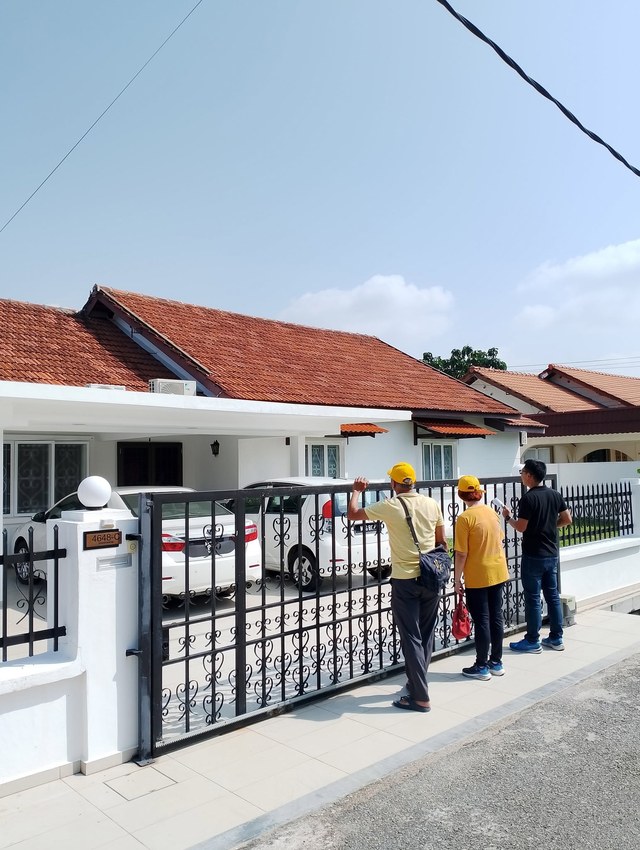 Pasukan membawa risalah jemputan ketika mengunjungi sebuah rumah.