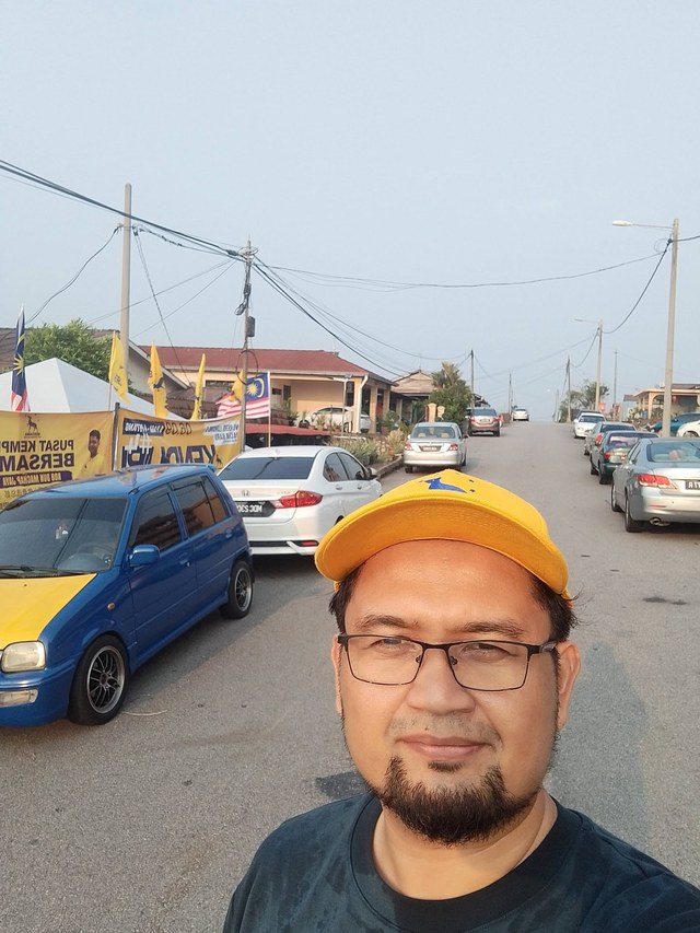 Aman Akil berada di jalan berhampiran kawasan persiapan program.