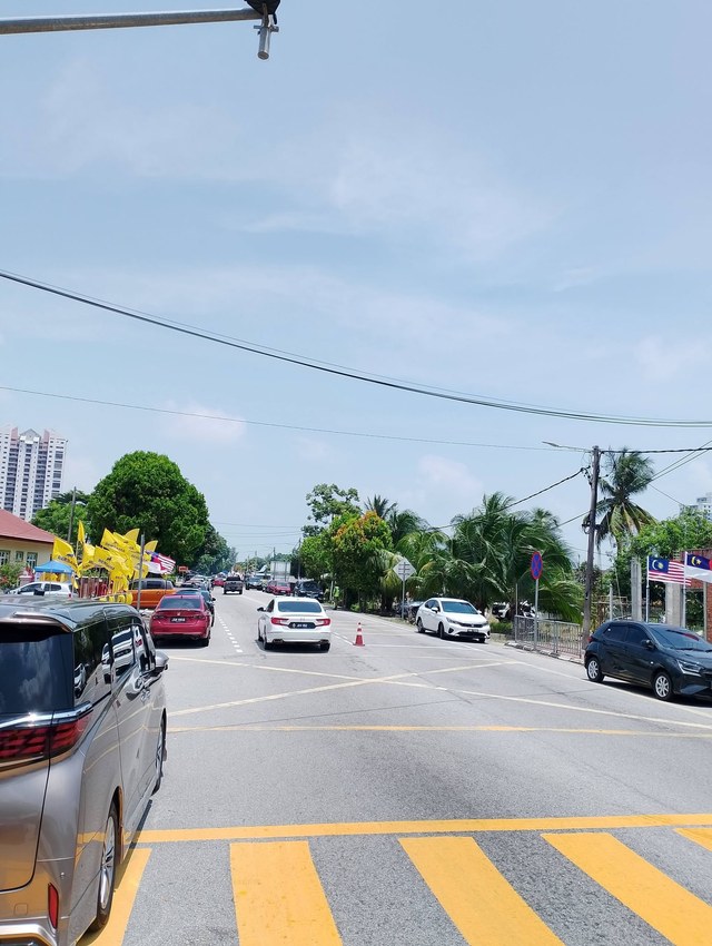 Deretan kenderaan di jalan berhampiran lokasi Kenduri BERSAMA #02.