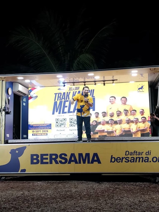 Seorang penceramah menyampaikan ucapan di pentas Trak Kancil.