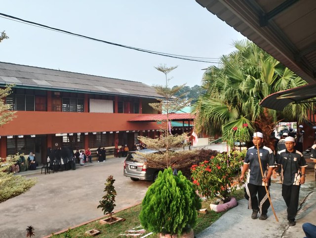 Suasana kawasan Maahad Annuriah Addiniah dengan para pelajar di laluan bangunan.