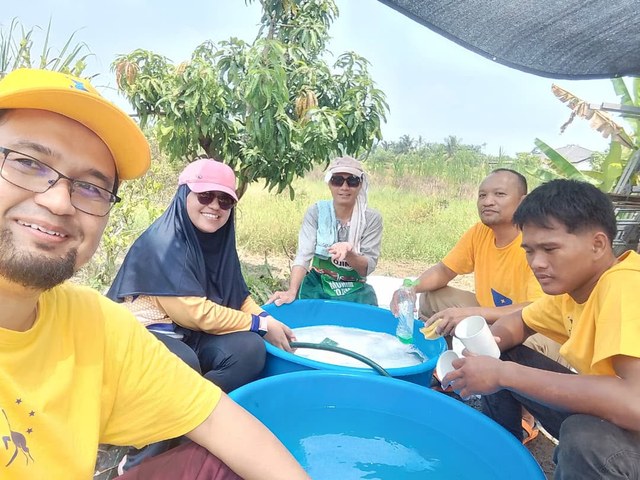 Aman Akil bersama peserta di ruang gotong-royong mencuci peralatan kenduri.