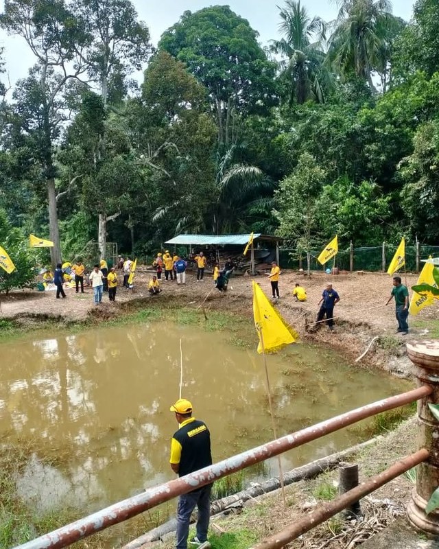 Peserta memancing di kolam berhampiran kawasan program.