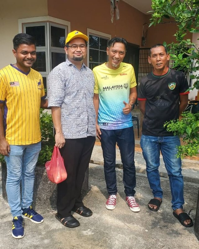 Foto berkumpulan bersama rakan-rakan di lokasi kenduri.