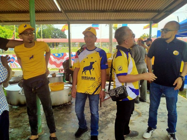 Aman Akil dan beberapa tetamu berbual berhampiran ruang hidangan kenduri.