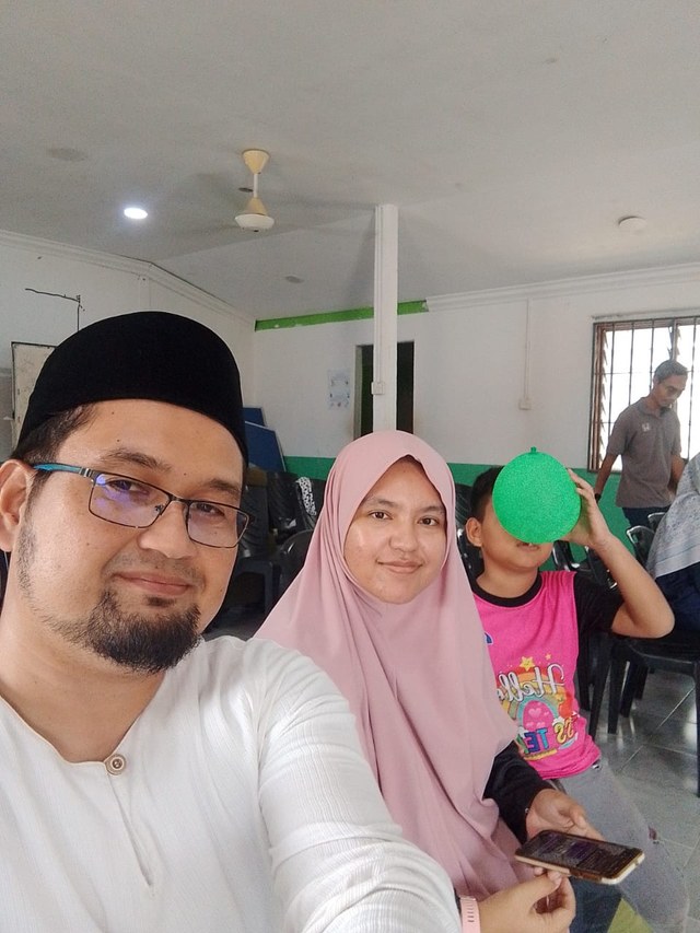 Aman Akil bergambar bersama pengunjung di lokasi Bengkel SMART Tahfiz.