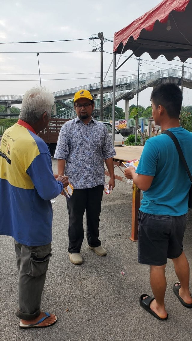 Aman Akil dan pasukan bertemu seorang warga setempat berhampiran kedai.